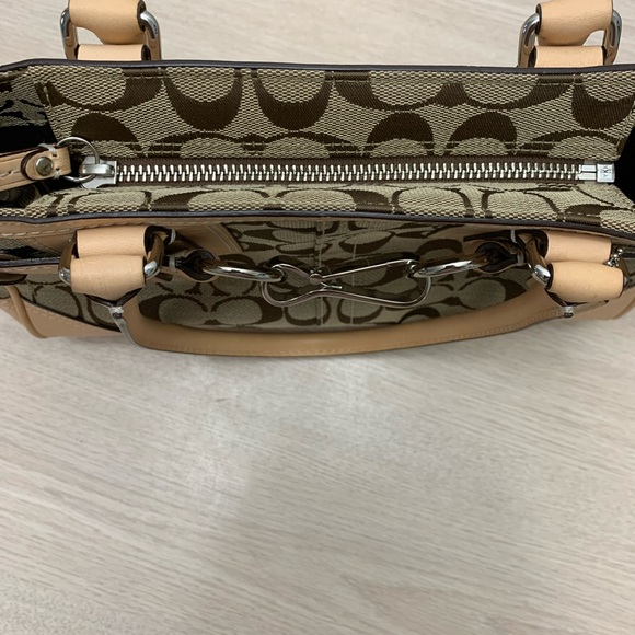 Coach Signature Hampton Tote Jacquard/Leather - Picture 4 of 7